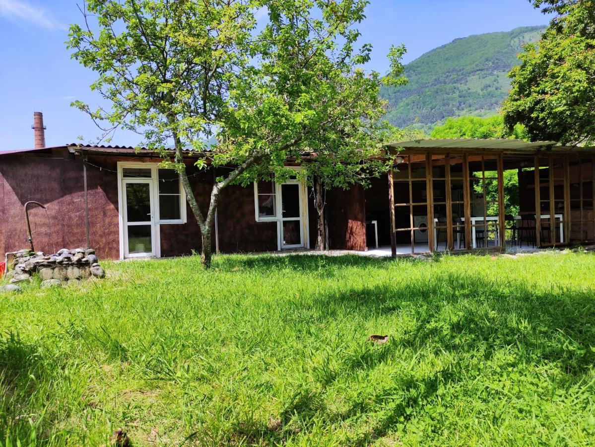 Hotel V Gostiakh U Maii Gagra Exterior foto