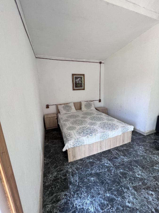 Hotel V Gostiakh U Maii Gagra Exterior foto